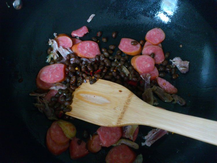 鸡肉红肠豆豉焖饭步骤6