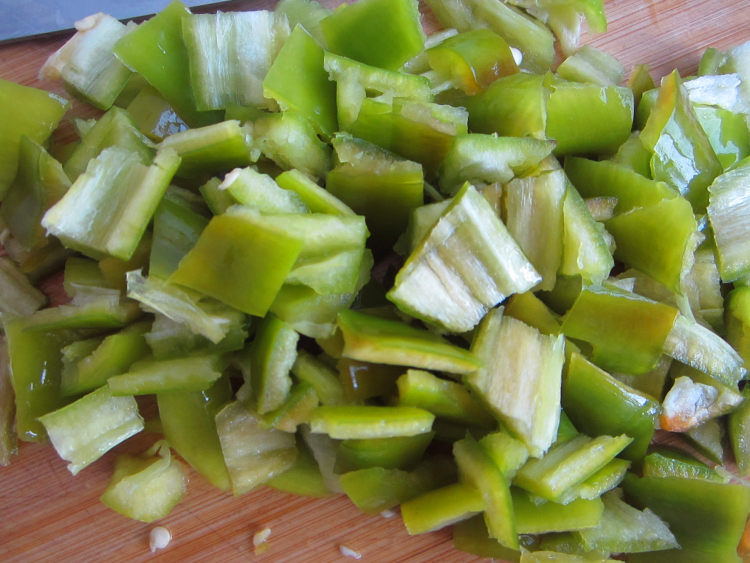 蚝油尖椒鸡丁步骤1
