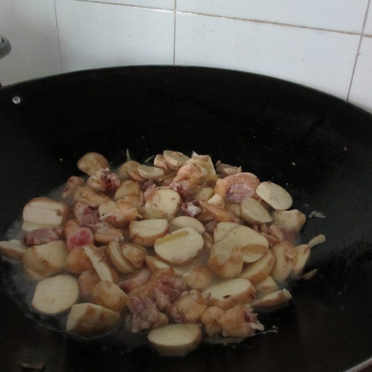 慈菇煮鸡步骤7