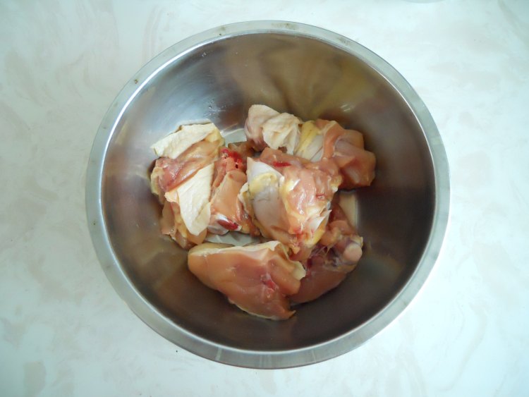 小鸡炖蘑菇步骤1
