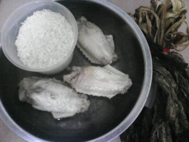 菜干鸡肉粥步骤1