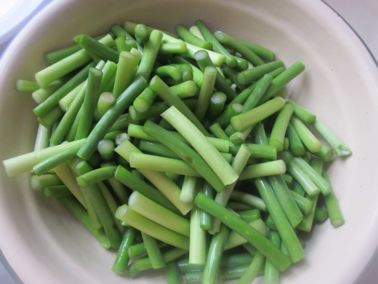 鸡块炒蒜苔步骤2
