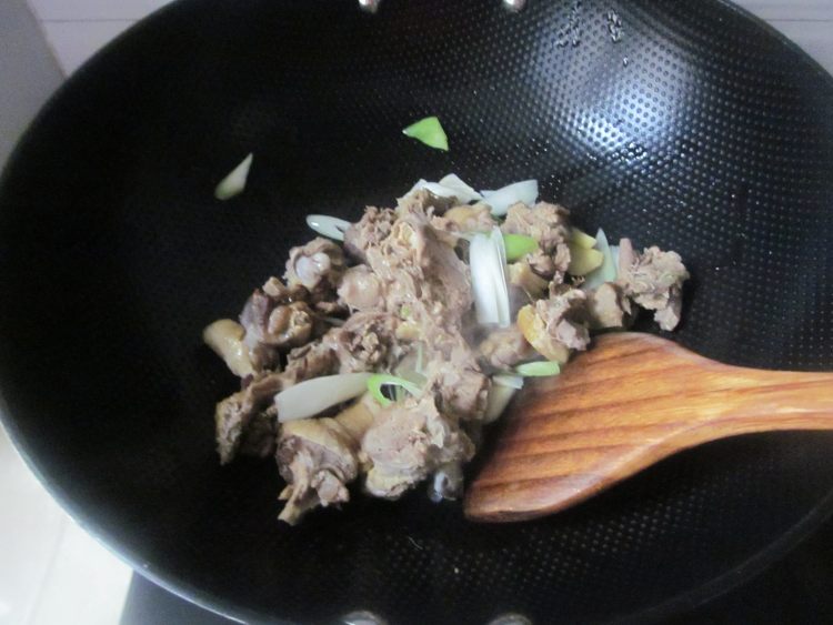 鸡块炒蒜苔步骤4