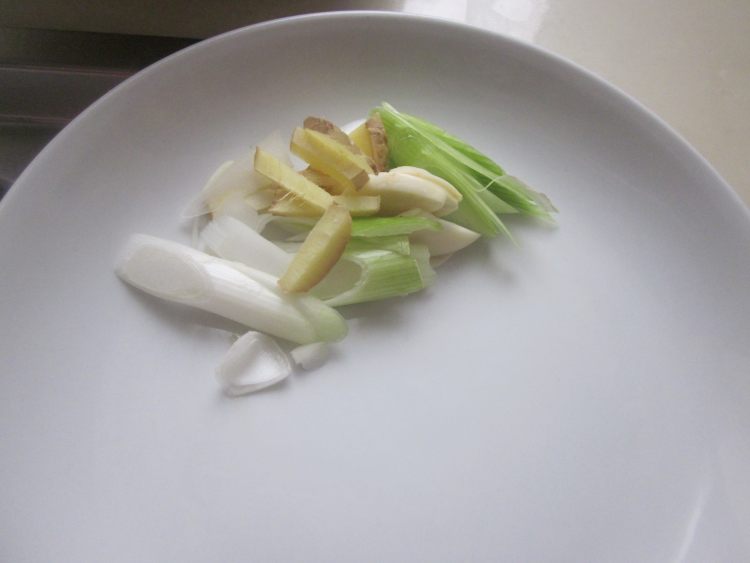 鸡块炒蒜苔步骤1