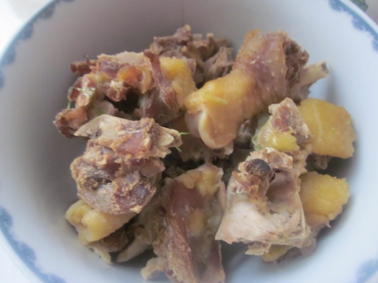 鸡块炒蒜苔步骤3