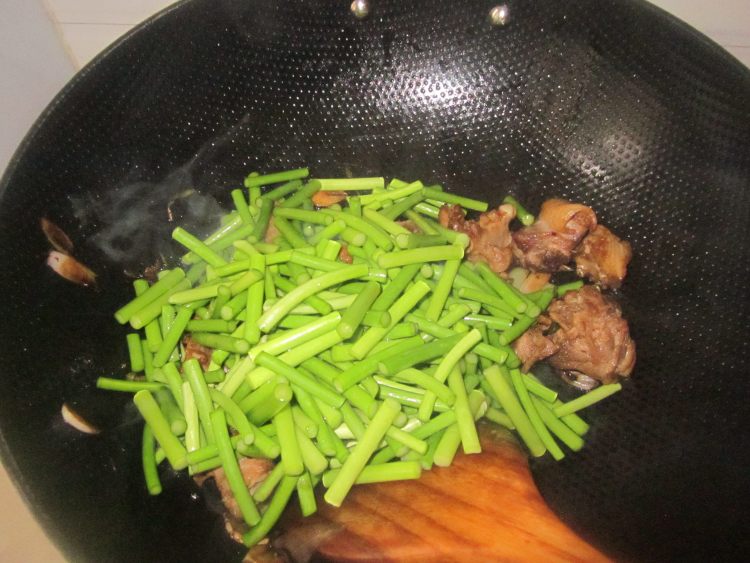 鸡块炒蒜苔步骤6