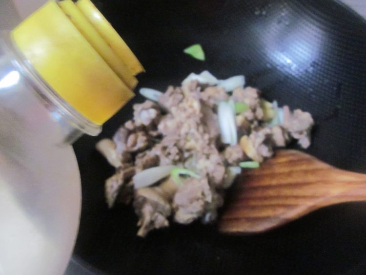 鸡块炒蒜苔步骤5