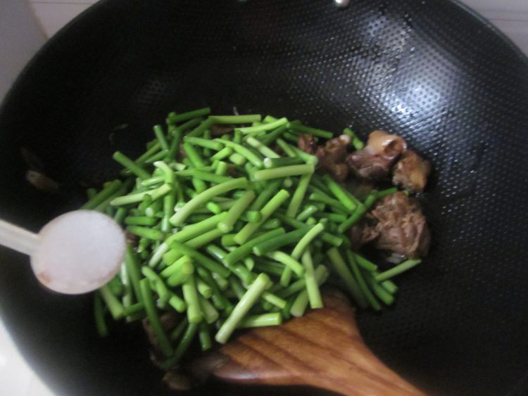 鸡块炒蒜苔步骤7