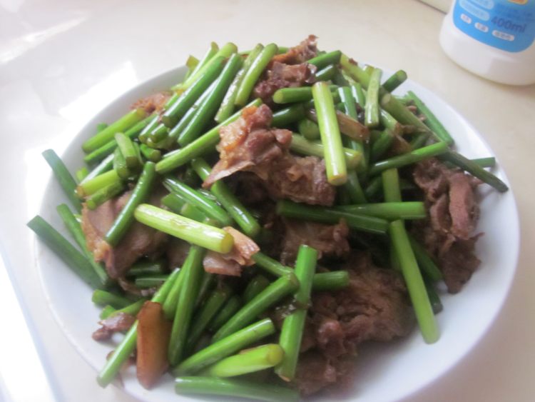 鸡块炒蒜苔步骤8