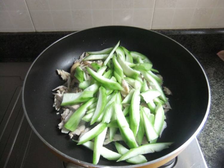 鸡肉炒丝瓜步骤4