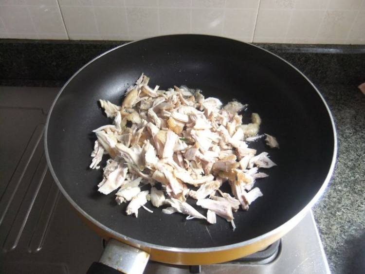鸡肉炒丝瓜步骤3