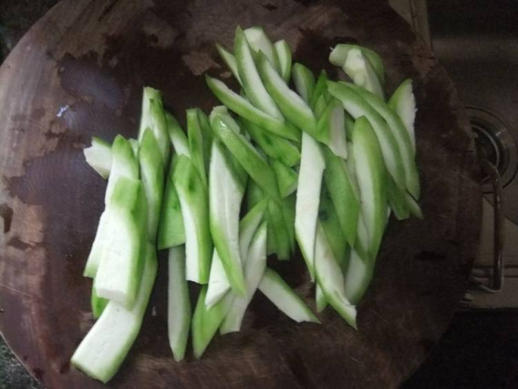鸡肉炒丝瓜步骤2