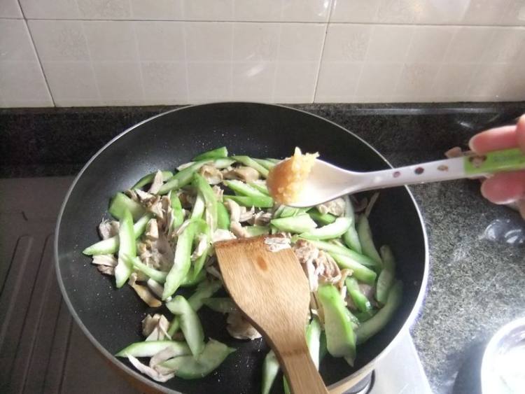 鸡肉炒丝瓜步骤5