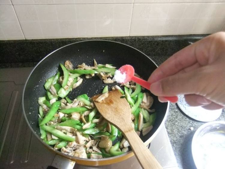 鸡肉炒丝瓜步骤8