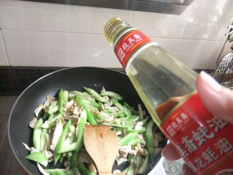 鸡肉炒丝瓜步骤6