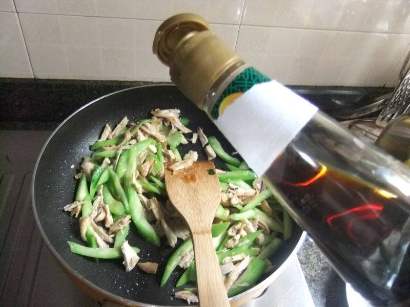 鸡肉炒丝瓜步骤7