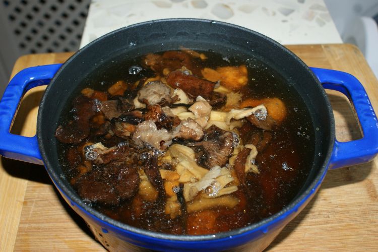 野菌炖鸡步骤4