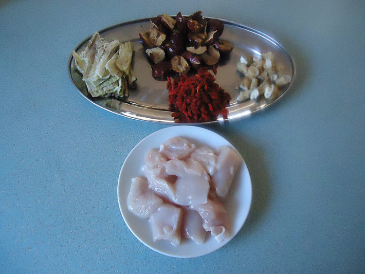 花旗参北芪鸡肉汤步骤3