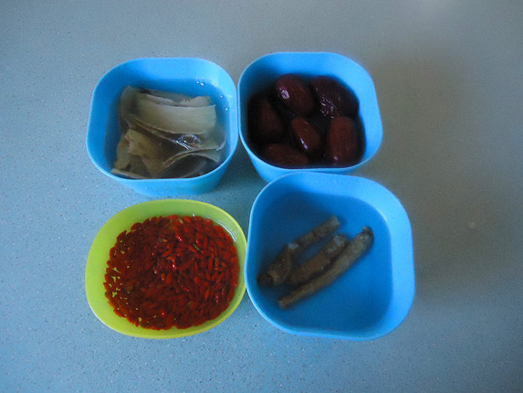 花旗参北芪鸡肉汤步骤2