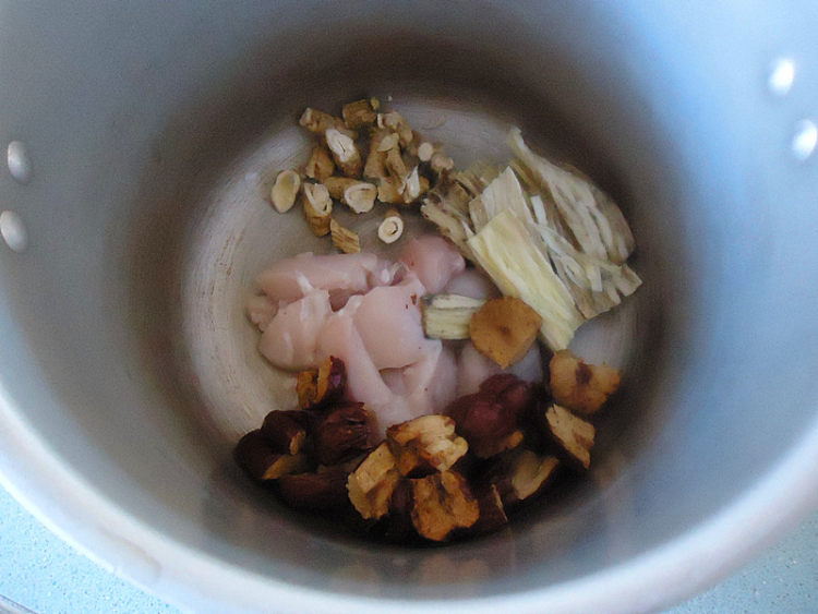 花旗参北芪鸡肉汤步骤5