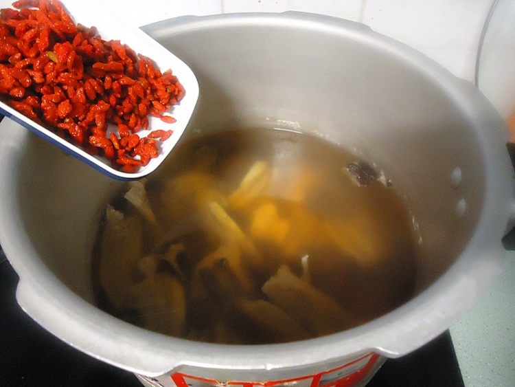 花旗参北芪鸡肉汤步骤7