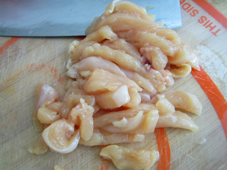 小葱炒鸡肉步骤1