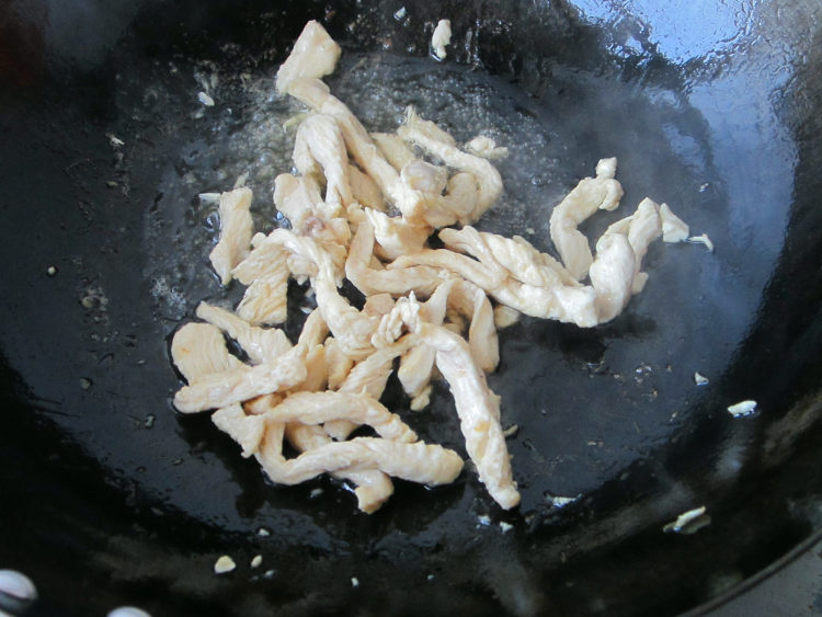 小葱炒鸡肉步骤4