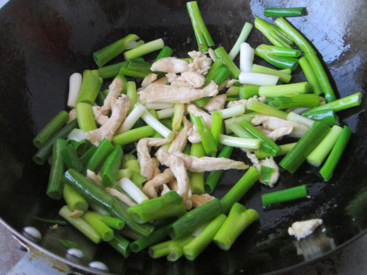 小葱炒鸡肉步骤6