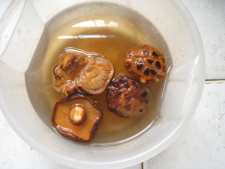 板栗炖鸡步骤1