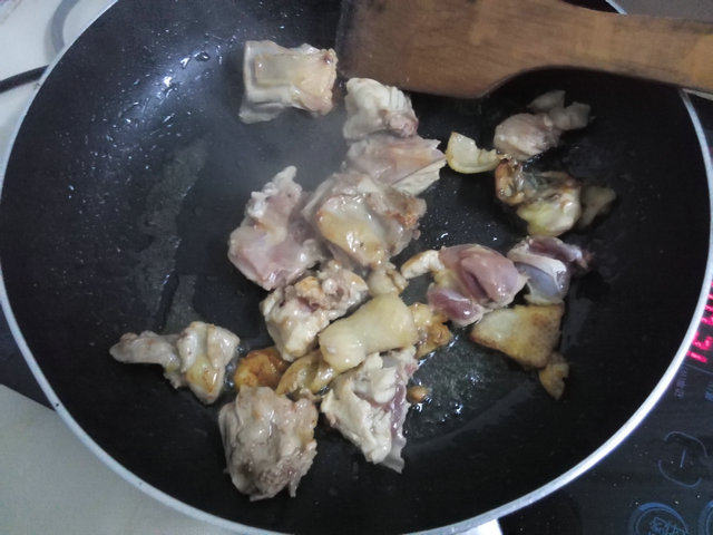 芹菜木耳炒鸡步骤4