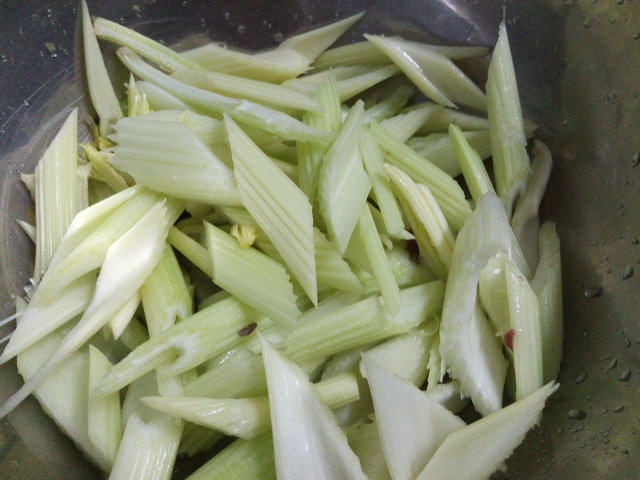 芹菜木耳炒鸡步骤2