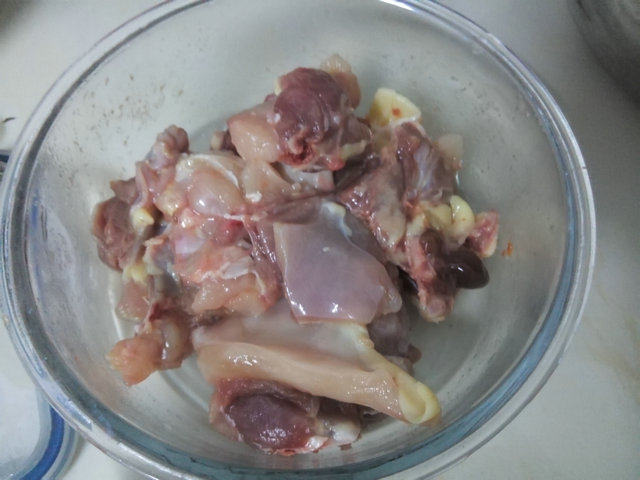 芹菜木耳炒鸡步骤3