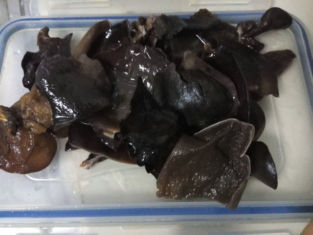 芹菜木耳炒鸡步骤1