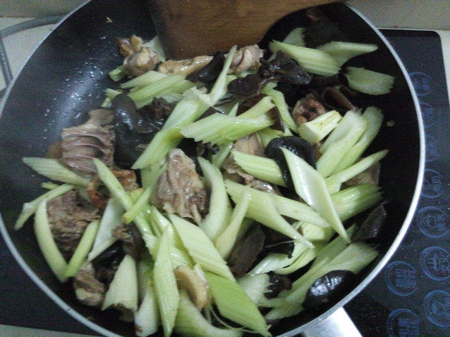 芹菜木耳炒鸡步骤6