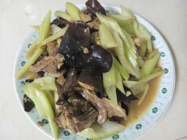 芹菜木耳炒鸡步骤7