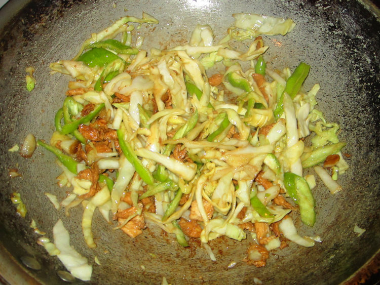尖椒包菜鸡丝步骤8