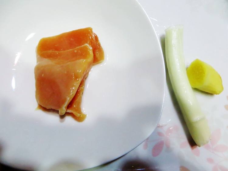鸡肉炒木耳蒜苔步骤1