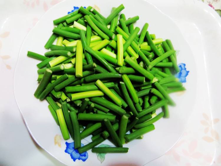 鸡肉炒木耳蒜苔步骤2