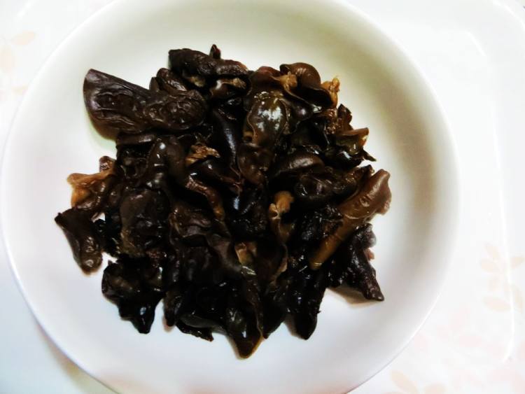 鸡肉炒木耳蒜苔步骤3