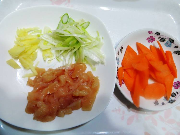 鸡肉炒木耳蒜苔步骤4