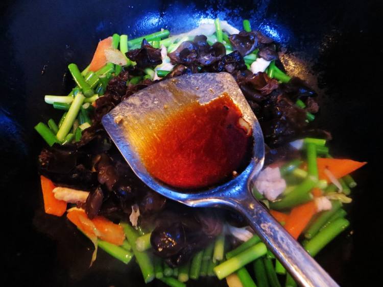 鸡肉炒木耳蒜苔步骤8