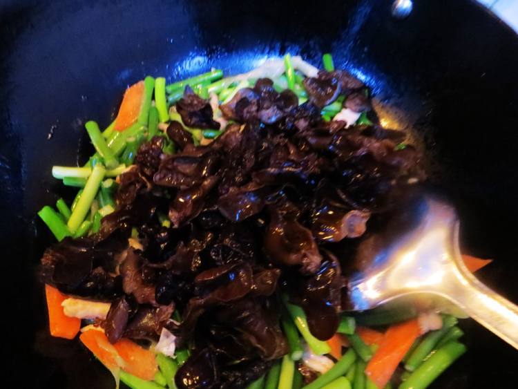 鸡肉炒木耳蒜苔步骤7