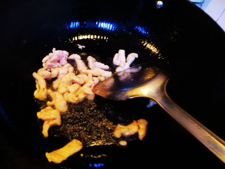 鸡肉炒木耳蒜苔步骤5