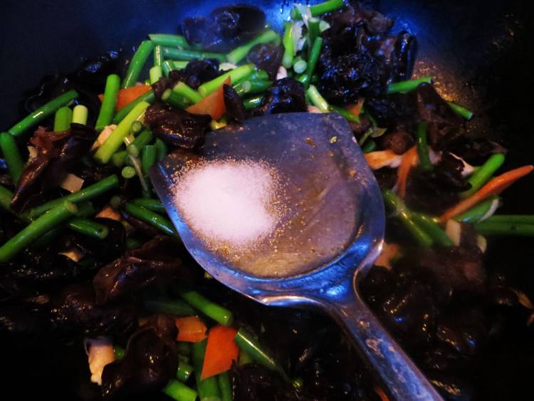 鸡肉炒木耳蒜苔步骤9