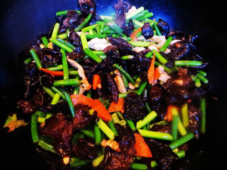 鸡肉炒木耳蒜苔步骤10