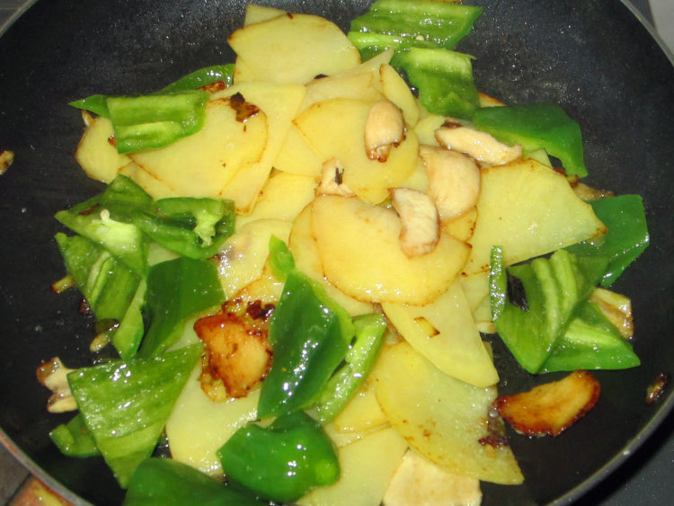 青椒土豆炒鸡片步骤9