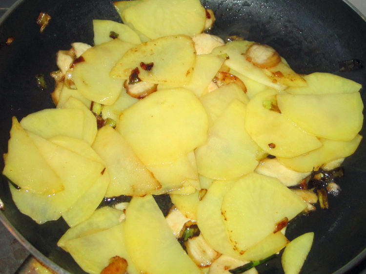 青椒土豆炒鸡片步骤7