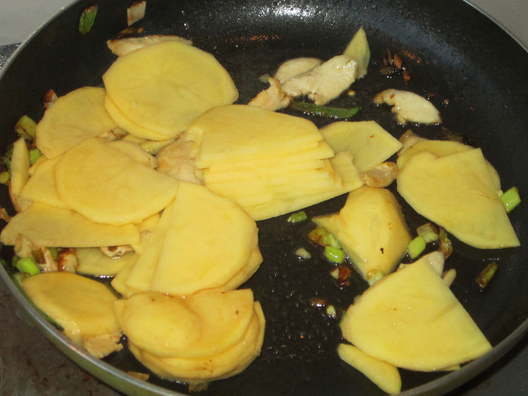 青椒土豆炒鸡片步骤6