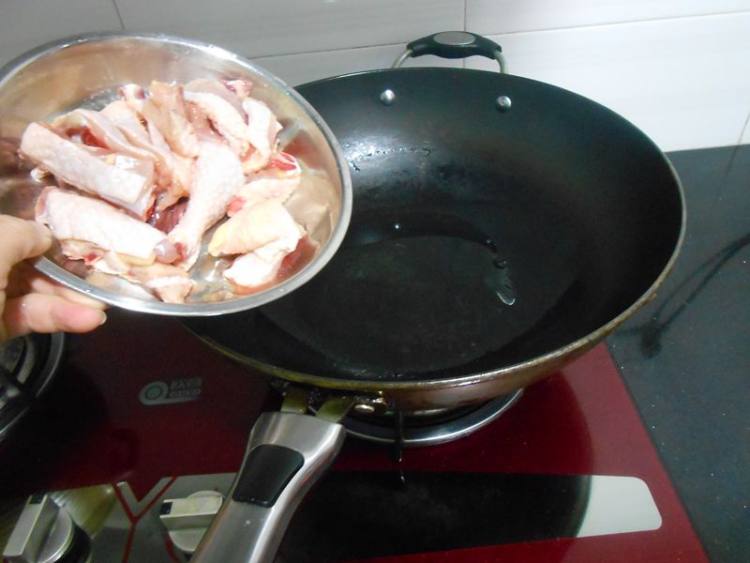 西芹炒鸡腿肉步骤3