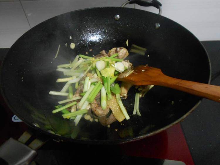 西芹炒鸡腿肉步骤5